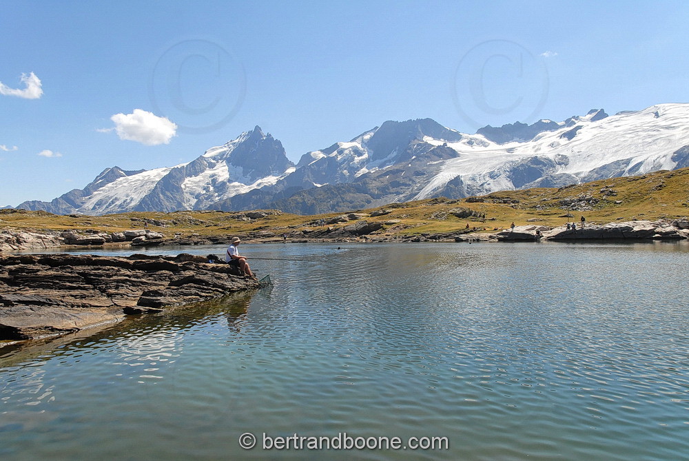 lac noir et massif de La Meije - hautes alpes - France