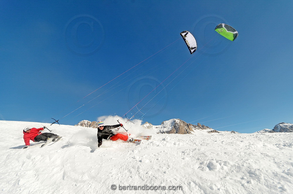 Jérome Josserand et hugues Baume - snowkite au col du Lautaret (05) Fr