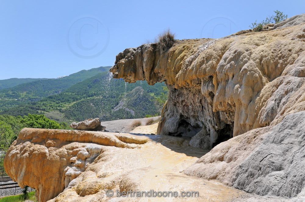 fontaine pétrifiante de Réotier (05) FR