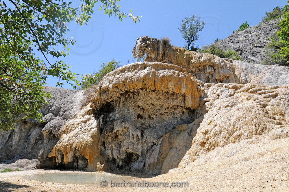 fontaine pétrifiante de Réotier (05) FR