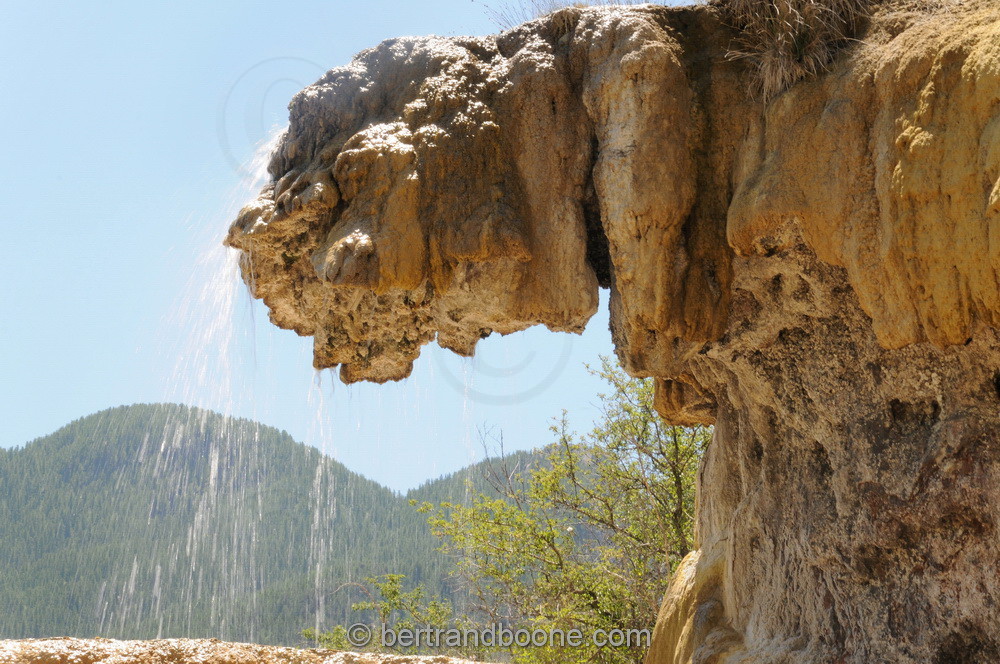 fontaine pétrifiante de Réotier (05) FR