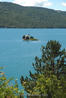 lac de serre poncon - hautes alpes -france