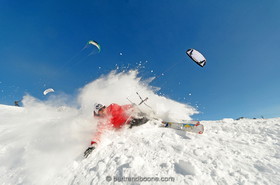 Jérome Josserand et Johann Civel- snowkite au col du Lautaret (05) Fr
