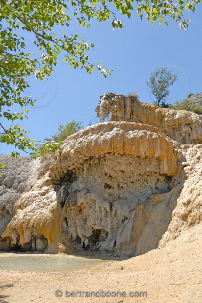 fontaine pétrifiante de Réotier (05) FR