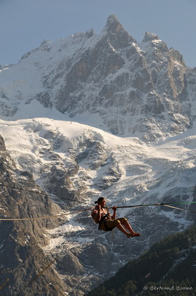 Slackline au Chazelet - La Grave - Hautes Alpes - France