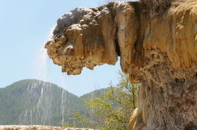 fontaine pétrifiante de Réotier (05) FR