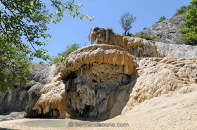 fontaine pétrifiante de Réotier (05) FR