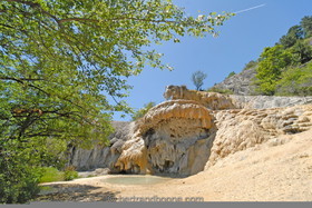 fontaine pétrifiante de Réotier (05) FR
