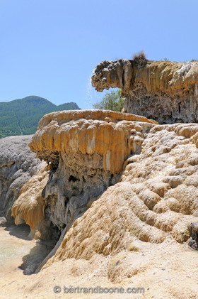 fontaine pétrifiante de Réotier (05) FR