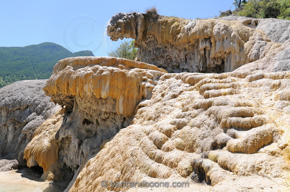 fontaine pétrifiante de Réotier (05) FR