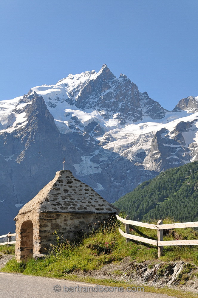 Oratire Saint Anne du Chazelet (05) et le massif de La Meije