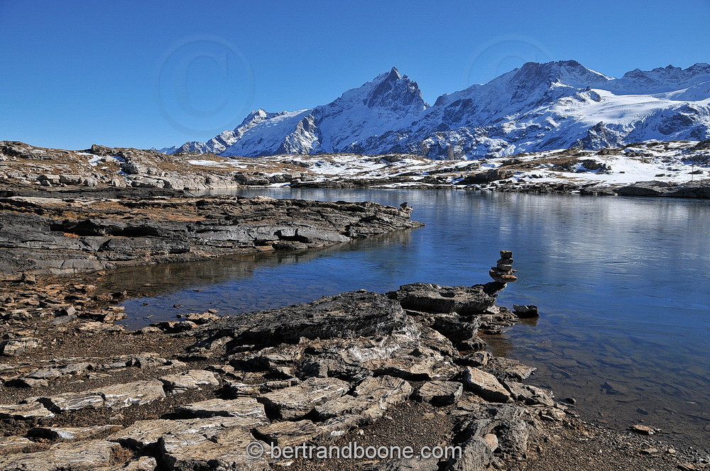 Lac noir et massif de la Meije - Hautes Alpes - France