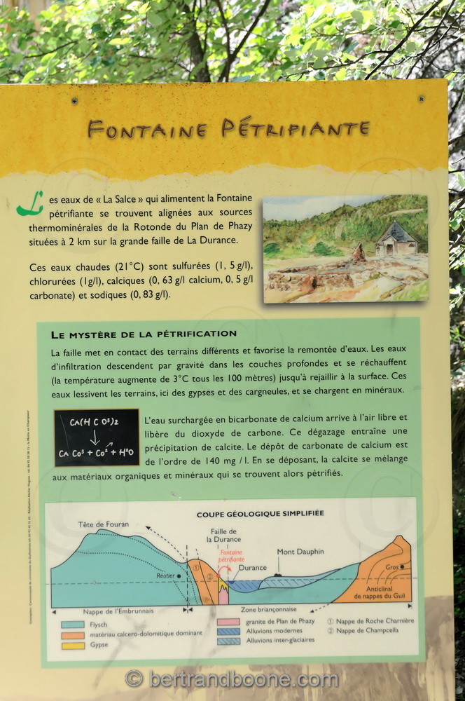 fontaine pétrifiante de Réotier (05) FR